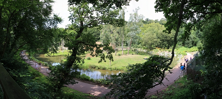 [1] pano, 100CANON, 18 images, IMG_2775 - IMG_2792 - 5646x2516 - SCUL-Smartblend.jpg - une ile, le chemin serpente vers le bas ce qui permet des visions en hauteur des différentes parties